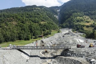 Le pont provisoire installé par l'armée (ici en images) a été mis en service le 2 juillet. Le pont fusible du Fregnoley est lui, à nouveau, opérationnel depuis quelques jours (archives). KEYSTONE/CYRIL ZINGARO